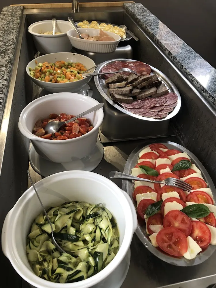 Buffet d’entrées Plat Dessert